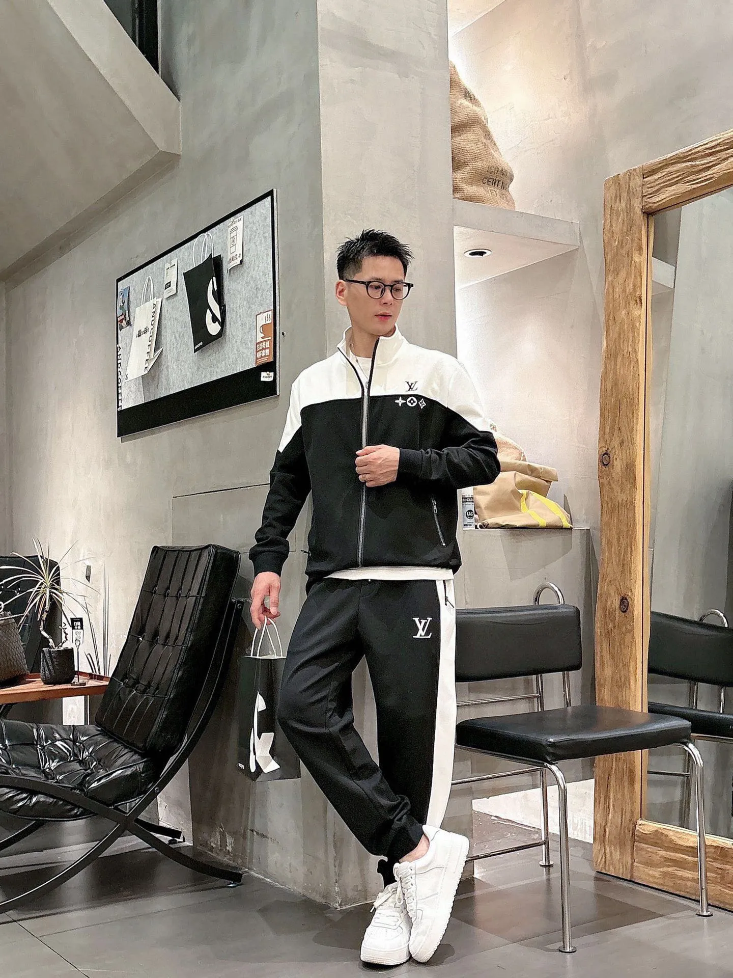 [LV Louis Vuitton] Hot-selling suit is coming. Focus on the original version of the official website. 2025 new hot-selling cardigan and sweatshirt suit. The original order is the best 🇭🇰. It is the meticulous work of top designers. It has a fitting and perfect upper body effect. All-natural high-quality Tencel Roman cotton 100%, close-fitting comfort, noble and elegant! Original hardware embodies elegance and nobility! Counter size: M-3XL (maximum wear up to 190 pounds)